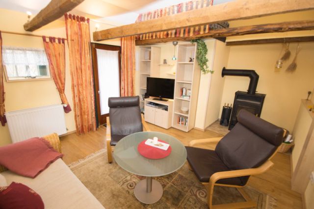 1 Wohnzimmer mit Ofen Falckenstein